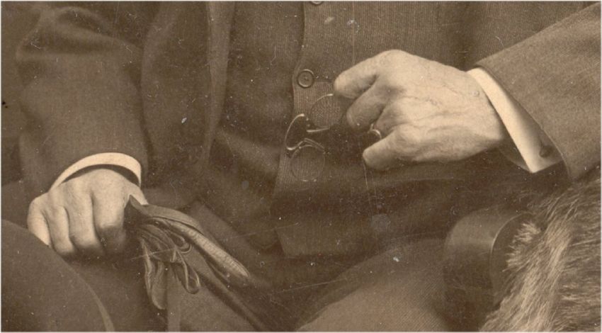 085e William Walsh hands